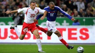 Tomasz Klos (l.) im Zweikampf mit Frankreichs Thierry Henry