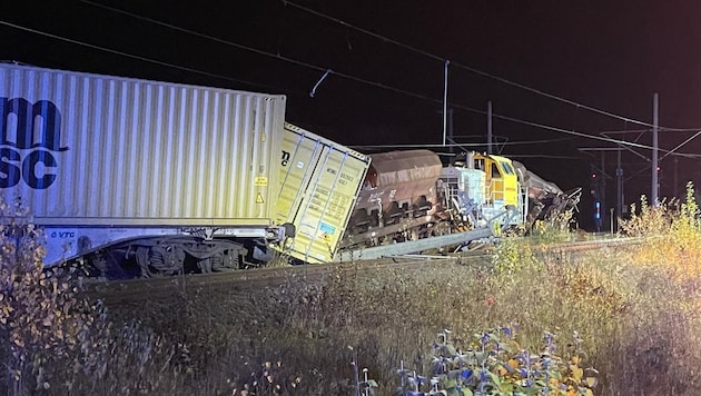 Nach dem Unfall mussten zunächst die Schäden begutachtet werden – die Strecke wurde komplett gesperrt. (Bild: x.com/FeuerwehrKerpen)