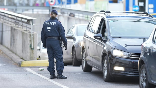 The police searched intensively for the missing baby on Thursday. The search was interrupted overnight, but is to be resumed on Friday. (Bild: APA/GEORG HOCHMUTH)