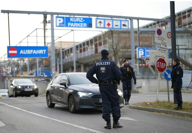 All cars entering and leaving the hospital grounds were searched. (Bild: APA/GEORG HOCHMUTH)