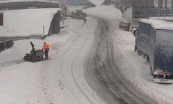 Einige Fahrzeuge kamen aufgrund des Schnees nicht mehr weiter.