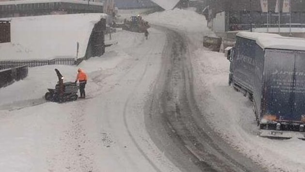 Einige Fahrzeuge kamen aufgrund des Schnees nicht mehr weiter. (Bild: Asfinag/Webcam)