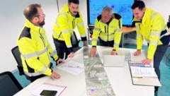 Bezirkshauptmann Bernhard Gratz mit dem Gruppenleiter Polizei und Straßenverkehr Bernd Wilhelmstätter und den Teamkollegen Stefan Pfeiffenberger, Michael Hauer. (Bild: Land Salzburg/Melanie Hutter)