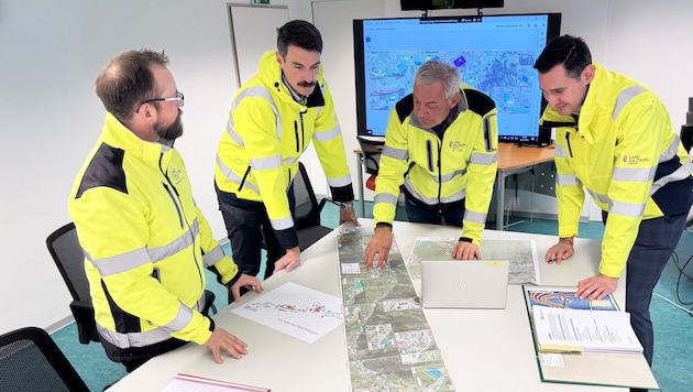 District Governor Bernhard Gratz with Group Head of Police and Road Traffic Bernd Wilhelmstätter and team colleagues Stefan Pfeiffenberger, Michael Hauer. (Bild: Land Salzburg/Melanie Hutter)