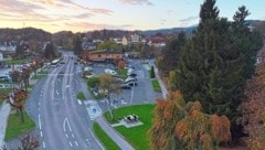 Auf diesem Parkplatz im Westen von Velden könnte ein Parkhaus errichtet werden – wenn da nicht die Finanzierung wäre. (Bild: Sobe Hermann)