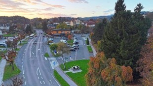 Auf diesem Parkplatz im Westen von Velden könnte ein Parkhaus errichtet werden – wenn da nicht ...
