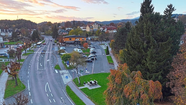 Auf diesem Parkplatz im Westen von Velden könnte ein Parkhaus errichtet werden – wenn da nicht die Finanzierung wäre. (Bild: Sobe Hermann)