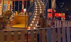 Die Schlagersängerin genoss den Ausflug auf den Christkindlmarkt am Wiener Rathausplatz. 
