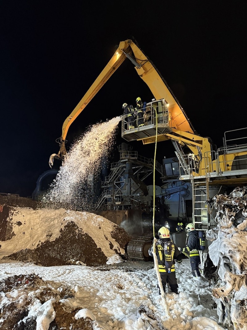 Nach rund zwei Stunden konnte der Brand gelöscht werden. (Bild: FF Laxenburg)