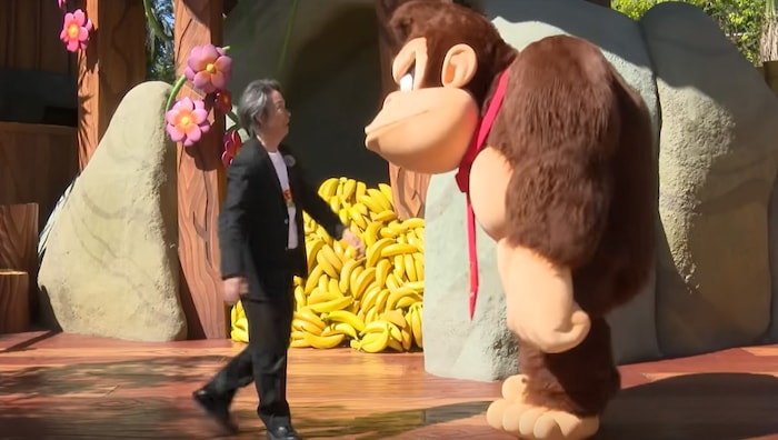 Shigeru Miyamoto trifft im Super Nintendo Land auf Donkey Kong.