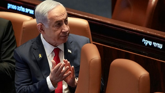 One day after an international arrest warrant was issued for Benjamin Netanyahu, the Israeli head of government was invited to Hungary. (Bild: APA/AP)