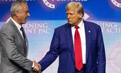 Robert Kennedy Jr. (l.) beim Handshake mit einem sichtlich wenig begeisterten Donald Trump.