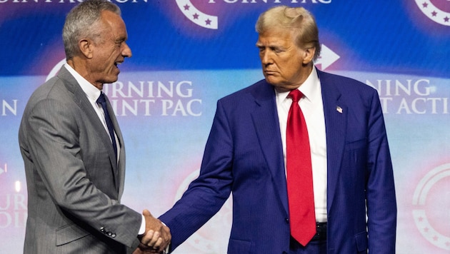 Robert Kennedy Jr. (l.) shaking hands with a visibly unenthusiastic Donald Trump. (Bild: AFP or licensors)