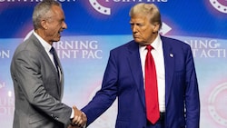 Robert Kennedy Jr. (l.) beim Handshake mit einem sichtlich wenig begeisterten Donald Trump. (Bild: AFP or licensors)