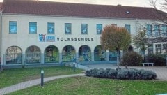 Schulfrei! Die Volksschule Gols wird desinfiziert. (Bild: Charlotte Titz)