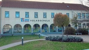 Schulfrei! Die Volksschule Gols wird desinfiziert. (Bild: Charlotte Titz)