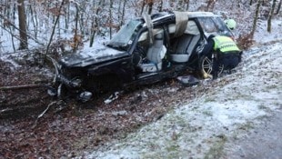 Das Mercedes-Wrack des tödlich verunglückten Innviertlers wurde von der Feuerwehr geborgen (Bild: Scharinger Daniel/Pressefoto Scharinger © Daniel Scharinger)