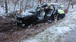 Das Mercedes-Wrack der tödlich verunglückten Innviertlerin wurde von der Feuerwehr geborgen (Bild: Scharinger Daniel/Pressefoto Scharinger © Daniel Scharinger)