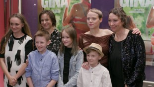 Cast und Regisseurin vom neuen, österreichischen Drama „Gina“ bei der Premiere im Wiener Gartenbaukino. (Bild: krone.tv)