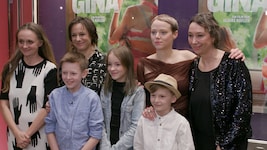 Cast und Regisseurin vom neuen, österreichischen Drama „Gina“ bei der Premiere im Wiener Gartenbaukino. (Bild: krone.tv)