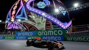 Max Verstappen vor „The Globe“ in Las Vegas, wo er schon Weltmeister werden kann. (Bild: REUTERS)