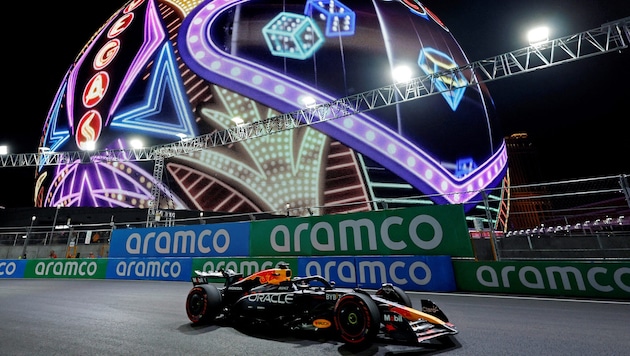 Max Verstappen vor „The Globe“ in Las Vegas, wo er schon Weltmeister werden kann. (Bild: REUTERS)