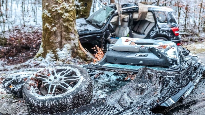 Am Unfallwagen wurde auch ein Rad ausgerissen (Bild: Scharinger Daniel/Pressefoto Scharinger © Daniel Scharinger)