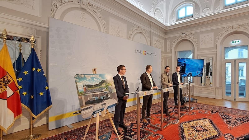 Neustart für die Wasserstoffbusflotte in Kärnten: Alfred Loidl, Postbus AG, Franz Winkler, HyCentA Research GmbH, Landesrat Sebastian Schuschnig, Danny Güthlein, Kelag-Vorstand. (Bild: Christina Natascha Kogler)