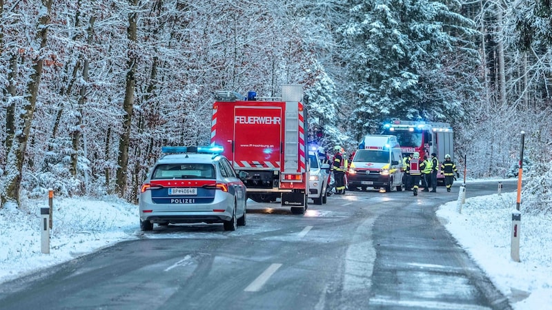 Die Einsatzkräfte konnten dem Unfalllenker leider nicht mehr helfen (Bild: Scharinger Daniel/Pressefoto Scharinger © Daniel Scharinger)