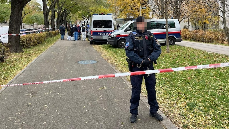 The place where the body was found in Kundratstraße was cordoned off for eleven car lengths. (Bild: zVg, Krone KREATIV)