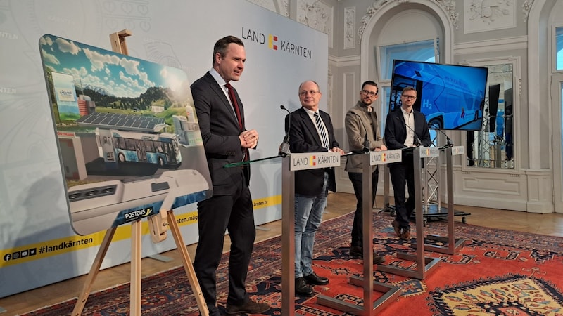 Neustart für die Wasserstoffbusflotte in Kärnten: Alexander Gutmann, Geschäftsführer Gutmann GmbH, Albert Kreiner, Leiter der Abteilung 7 – Wirtschaft, Tourismus und Mobilität, Landesrat Sebastian Schuschnig, Danny Güthlein, Kelag-Vorstand. (Bild: Christina Natascha Kogler)