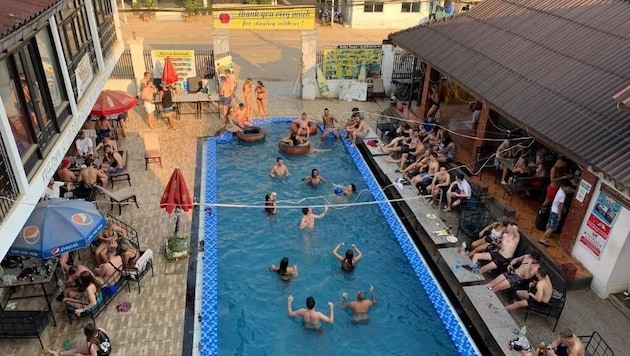 Das – mittlerweile geschlossene – Nana Backpackers Hostel in Vang Vieng. (Bild: Nana Backpackers Hostel in Vang Vieng)