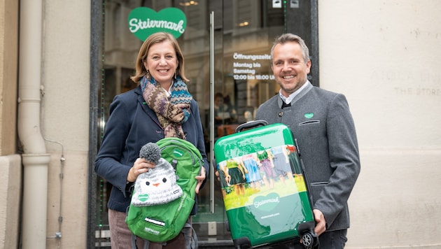 Tourismuslandesrätin Barbara Eibinger-Miedl (ÖVP) und Michael Feiertag, Geschäftsführer Steiermark-Tourismus, präsentieren den neuen Pop-up-Store. (Bild: STG / Jesse Streibl)