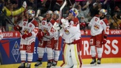 Bejubelten mit dem 5:0 gegen Lahti Pelicans den vierten Sieg in Serie: Lewington, Huber, Auer, Tolvanen und Wimmer (v. li.) (Bild: Kronen Zeitung)