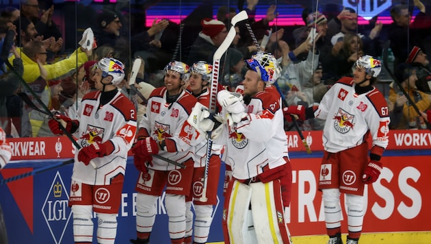 Bejubelten mit dem 5:0 gegen Lahti Pelicans den vierten Sieg in Serie: Lewington, Huber, Auer, Tolvanen und Wimmer (v. li.) (Bild: Kronen Zeitung)