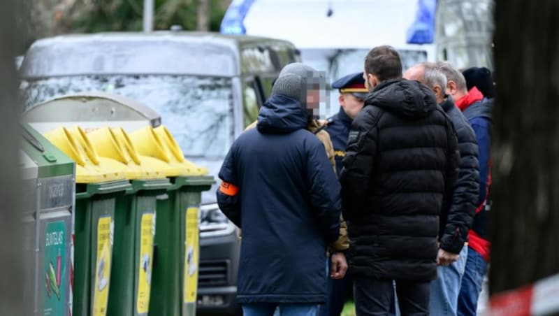 Die Klinik Favoriten als Schauplatz der Tragödie. Das Baby wurde in diesem Container entdeckt. (Bild: APA/MAX SLOVENCIK, Krone KREATIV)