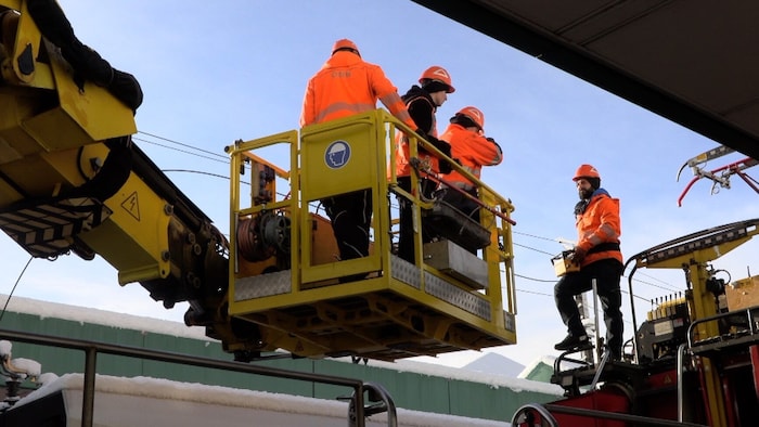 Zwischen Lochau und Lauterach musste ein Schaden an der Oberleitung repariert werden.