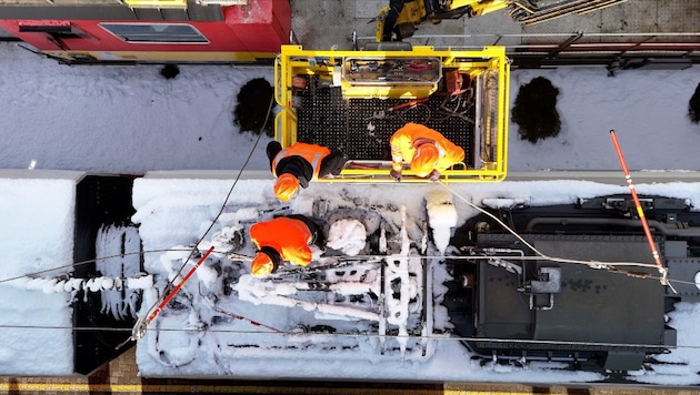 Die ÖBB-Techniker hatten alle Hände voll zu tun.  (Bild: Maurice Shourot)