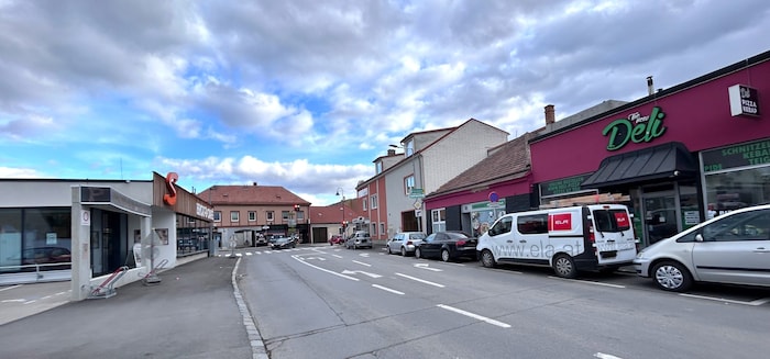 Kunden nutzen den Firmenparkplatz der Bäckerei oft, um sich schnell gegenüber ein Kebab zu holen ...