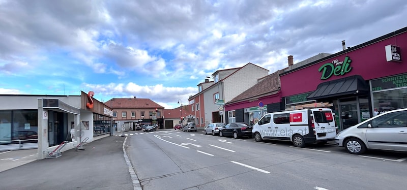 Kunden nutzen den Firmenparkplatz der Bäckerei oft, um sich schnell gegenüber ein Kebab zu holen oder um andere Wege in HImberg zu tätigen.  (Bild: Doris SEEBACHER)