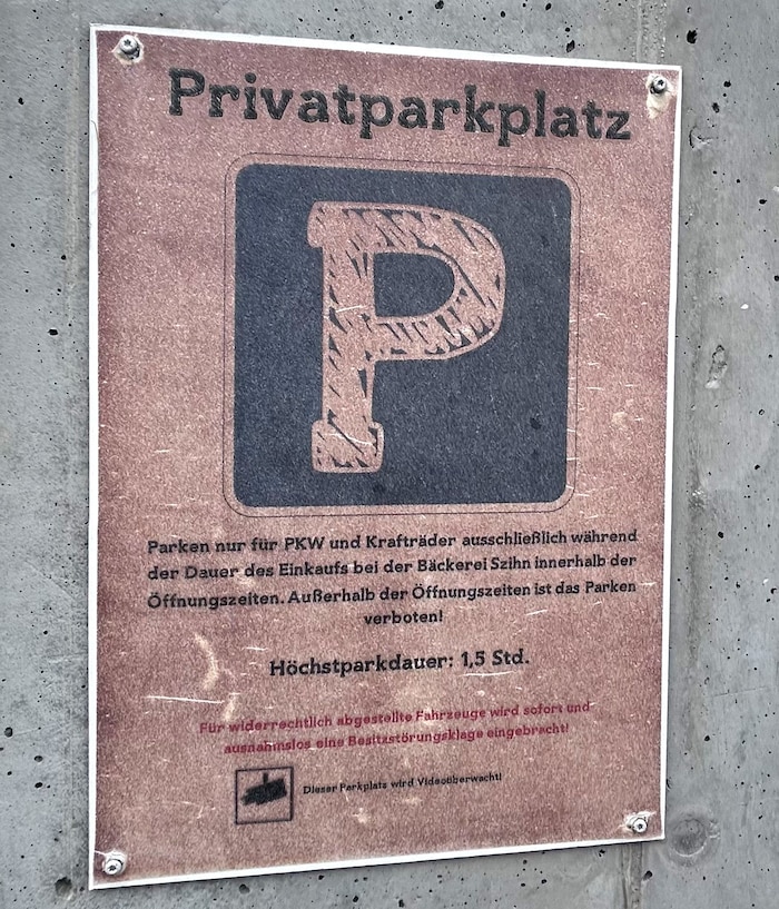 Die neun Gratisparkplätze der Bäckerei Szihn sind deutlich gekennzeichnet, dass sie nur von ...