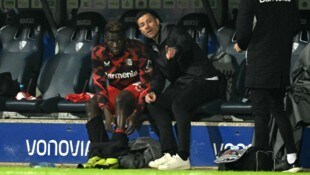 Leverkusen-Trainer Xabi Alonso (rechts) muss vorerst auf Stürmer Victor Boniface verzichten. (Bild: AFP/APA/INA FASSBENDER)