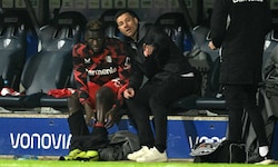 Leverkusen-Trainer Xabi Alonso (rechts) muss vorerst auf Stürmer Victor Boniface verzichten.