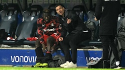 Leverkusen-Trainer Xabi Alonso (rechts) muss vorerst auf Stürmer Victor Boniface verzichten. (Bild: AFP/APA/INA FASSBENDER)