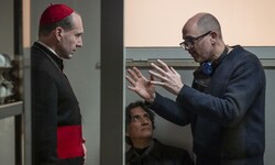 „Konklave“-Regisseur Edward Berger bespricht mit Hauptdarsteller Ralph Fiennes Szenenbilder.