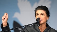 Sahra Wagenknecht bei einer Friedensdemonstration im Oktober 2024 (Bild: APA/AFP/RALF HIRSCHBERGER)