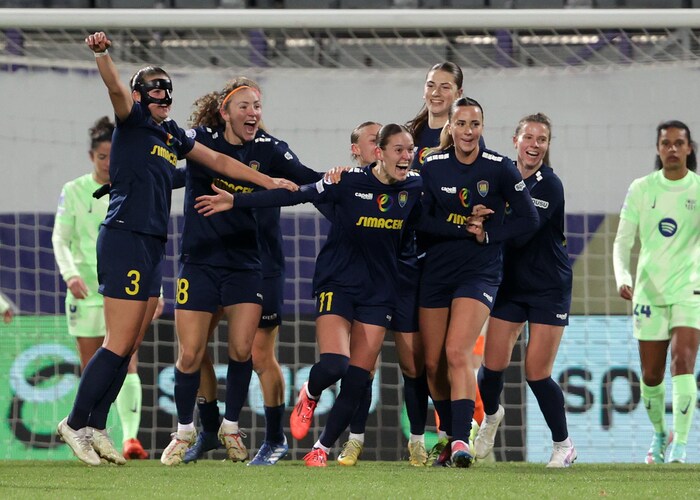 Valentina Mädl jubelt mit ihren Teamkolleginnen.