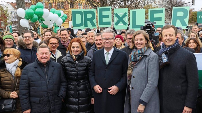 Drexler mit Regierungskollegen und Unterstützern