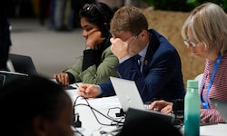 Delegationsmitglieder studieren die jüngsten Vorschläge. An eine Beschlussfassung zum geplanten ...