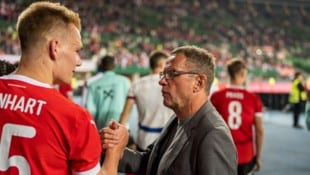 Philipp Lienhart (links) stärkt Teamchef Ralf Rangnick den Rücken.